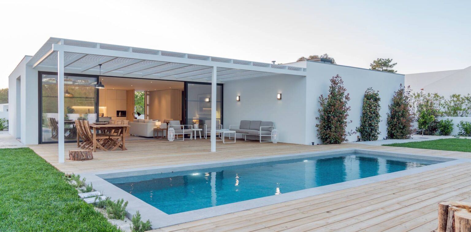 Diseño de terraza con pérgola bioclimática motorizada y muebles de exterior en Boadilla