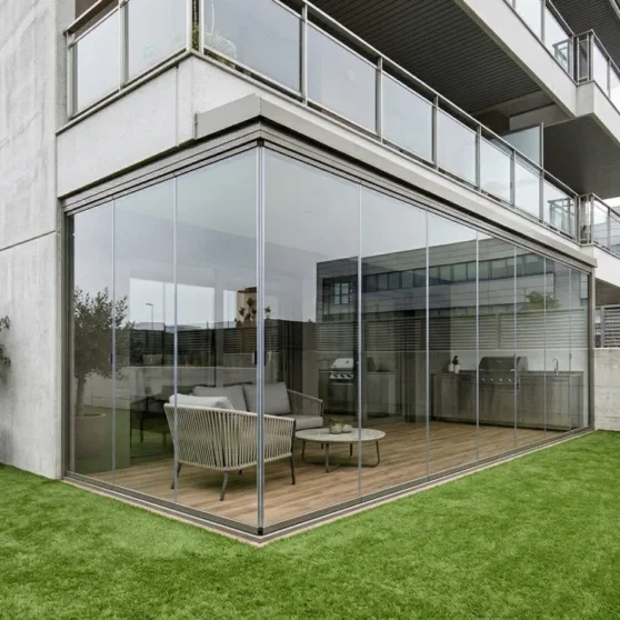 Cierre panorámico con cortinas de cristal para balcones y fachadas de viviendas